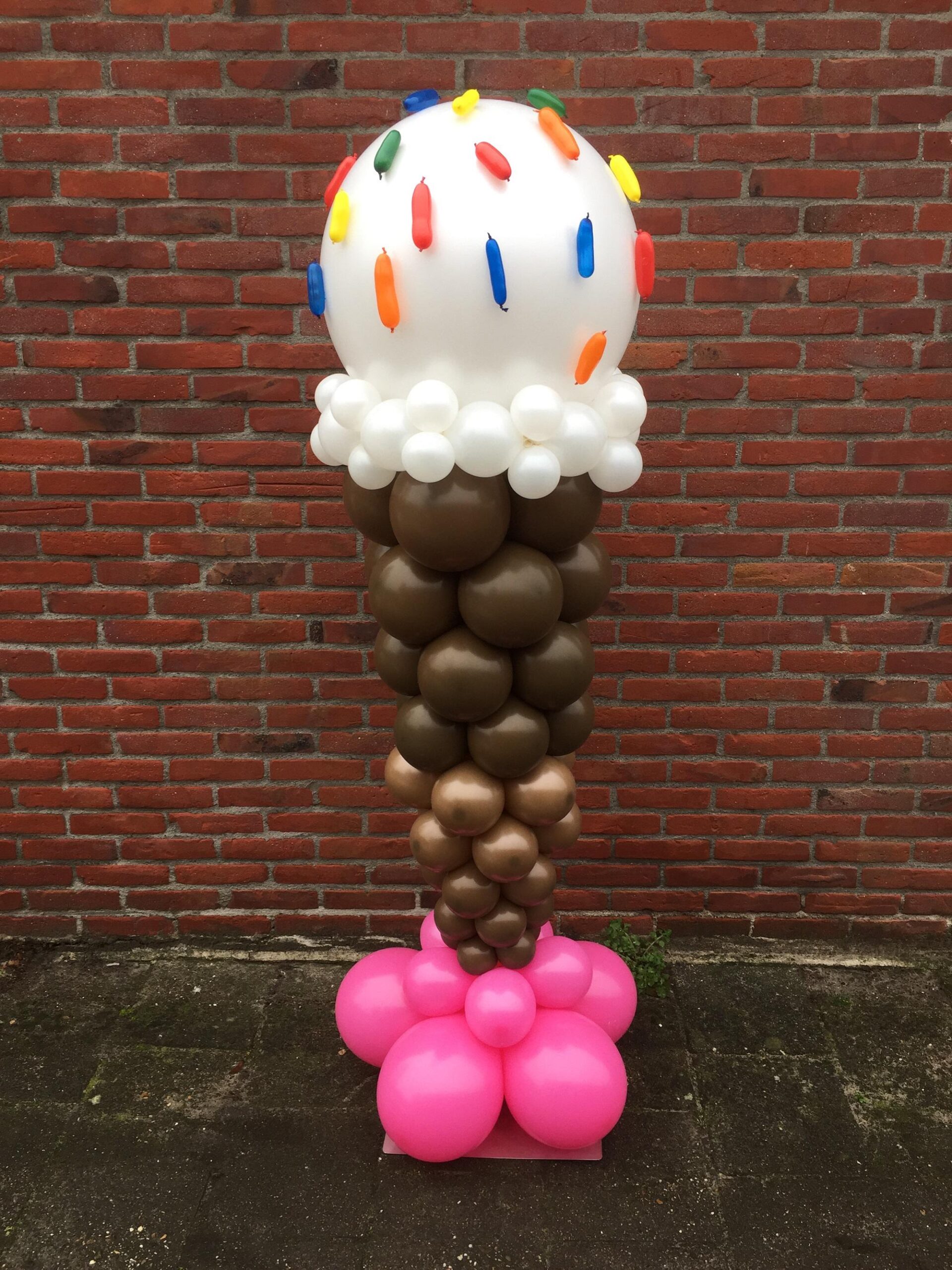 Ballonnen pilaar ijsje met topping