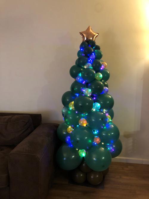 Ballonnen pilaar kerstboom met led
