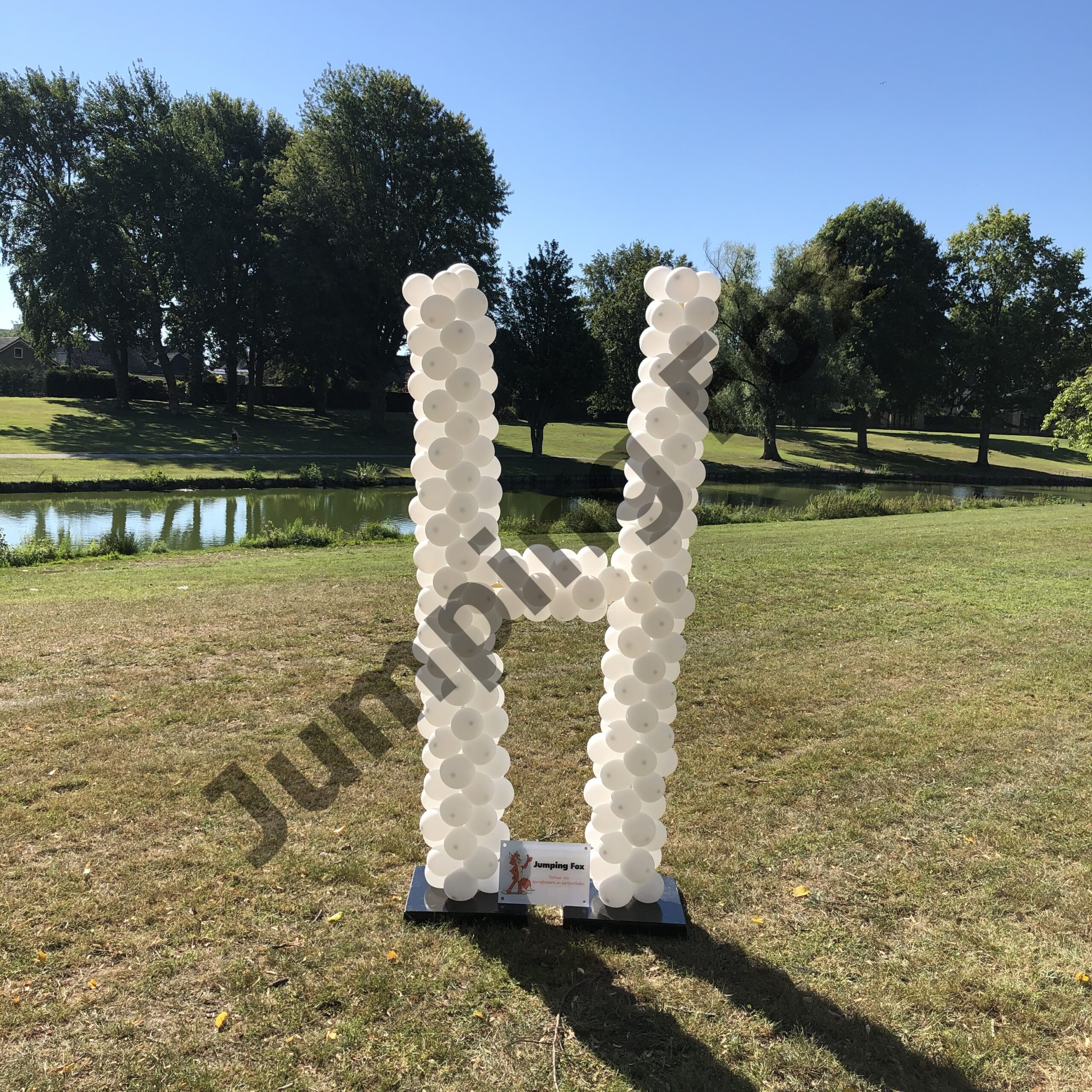 Ballonnen pilaar letter H