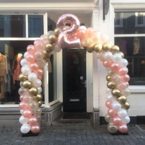 Ballonnenboog roze, goud, wit, transparant en met een cijfer
