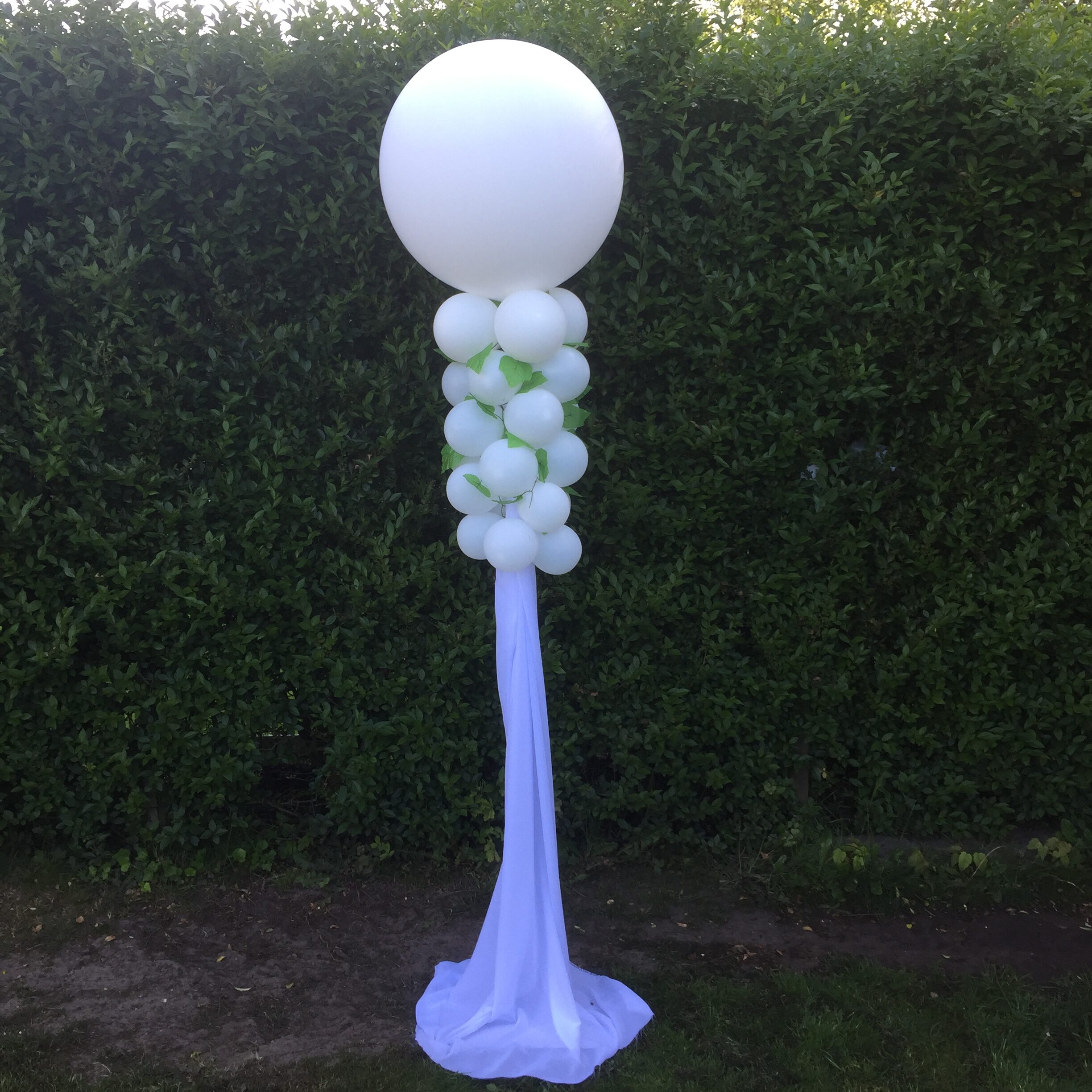 liefdes pilaar wit met blaadjes